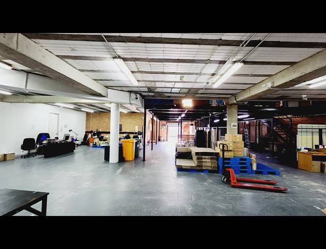 2,221M² SHOWROOM TO LET IN NORTH RIDING